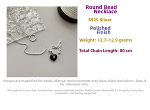 Détail du collier de perles en argent S925 avec pendentif cœur noir et fermoir en T