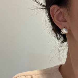 Minimalist S925 sterling silver drop earrings with a polished mirror finish on model