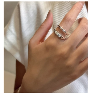 Gros plan d'une bague double couche en argent S925 avec texture martelée sur le doigt d'un mannequin