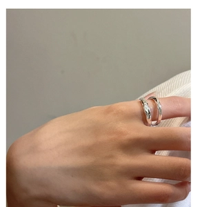 Détails de la bague double couche en argent S925 avec texture ondulée irrégulière polie