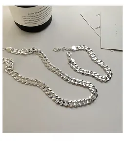 Détail d'un ensemble bijoux chaîne S925 en argent avec fermoir coeur et étiquette