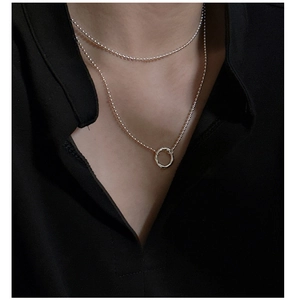 Dettaglio della collana a doppio strato in argento S925 con pendente tondo martellato