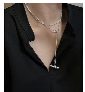 Détail du collier en argent S925 perlé avec fermoir en T et pendentif à texture martelée