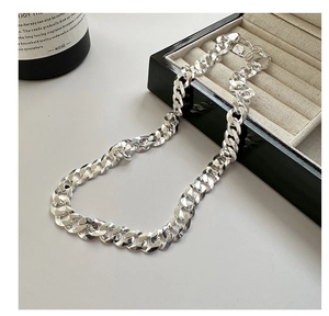 Vue détaillée du collier chaîne tank en argent sterling S925 avec finition polie