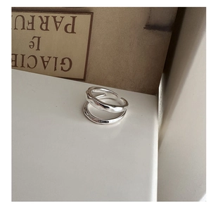 Détail d'une bague double couche en argent S925 avec texture de lave irrégulière