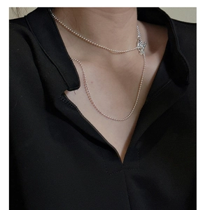 Détail du collier en argent massif S925 à perles avec pendentif en V serti de diamants