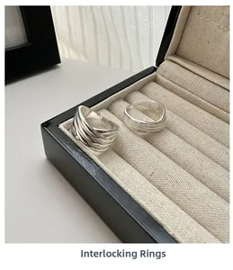 Vue macro d'une bague multicouche en argent sterling S925 avec lignes croisées