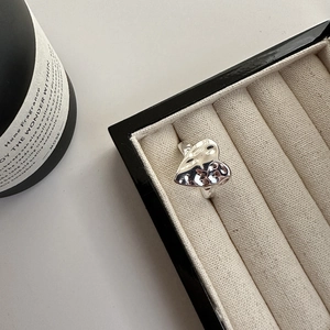 S925 sterling silver heart ring with hammered texture in jewelry gift box display