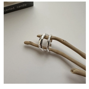 Détail de bagues double couche minimalistes en argent S925 sur une branche en bois