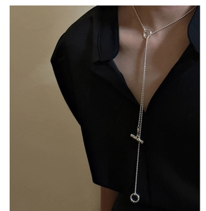 Vue détaillée du collier S925 argent sterling à fermoir OT porté sur une chemise noire