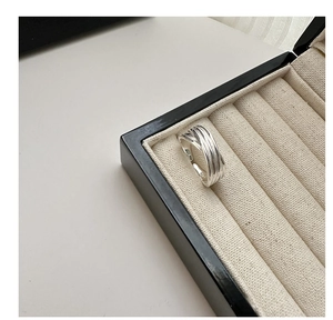 Vue détaillée d'une bague multicouche en argent S925 dans son écrin à bijoux en velours