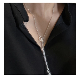 Vue détaillée du collier en argent massif 925 avec anneaux entrelacés et pampilles