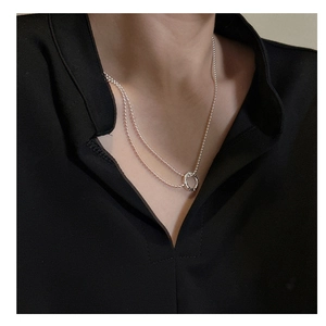 Détail du collier à perles en argent S925 multicouche avec pendentif anneau sur un mannequin