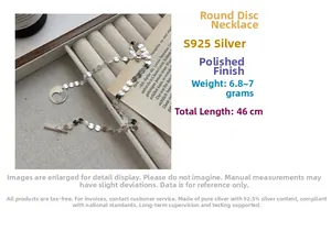 Détail du collier à disques en argent S925 poli avec un fermoir en T sophistiqué