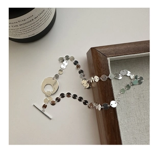 Détail du collier en argent S925 avec disques polis et fermoir à bascule en T-bar