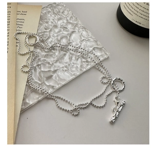 Vue macro détaillée du collier de perles en argent S925 avec un fermoir à bascule OT tendance