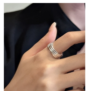 Gros plan sur une bague multicouche entrelacée en argent S925 sur un doigt