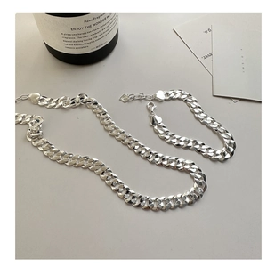 Détail d'un ensemble collier et bracelet maille gourmette en argent S925 avec cœur