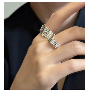 Détail de bagues géométriques minimalistes en argent S925 portées par un mannequin