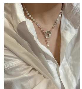 Détail du collier en argent sterling S925 avec disques scintillants et pendentif à pompon