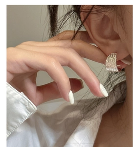 Détail d'une boucle d'oreille en argent sterling S925 avec motifs floraux sculptés rétro