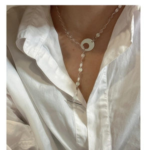 Détail du collier en argent 925 avec pendentif lune creuse et chaîne à pompon vertical