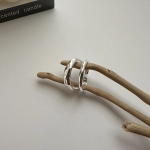 Duo de bagues en argent sterling S925 avec texture fondue sur branche en bois
