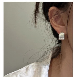 Gros plan de boucles d'oreilles C en argent S925 avec motifs floraux vintage embossés