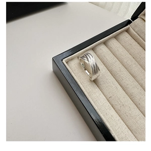Gros plan sur la bague multicouche en argent S925 dans son élégant coffret à bijoux