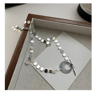 Détail de la chaîne à paillettes en argent S925 avec fermoir à bascule OT élégant