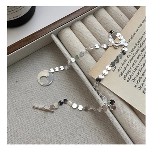 Vue détaillée d'un collier en argent S925 avec maillons ronds et fermoir en T élégant