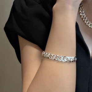 Ensemble collier et bracelet gourmette en argent S925 poli porté par un mannequin