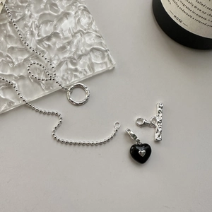 Collier en argent sterling S925 avec fermoir à bascule OT et pendentif coeur noir