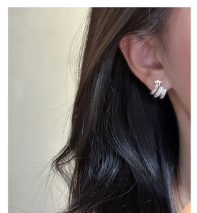 Gros plan détaillé des boucles d'oreilles étoile en argent S925 avec cristaux brillants
