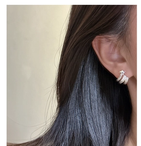 Vue détaillée d'une boucle d'oreille étoile en argent S925 avec textures gravées punk