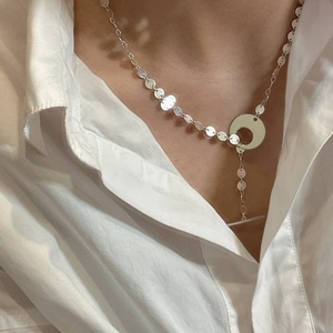 Collier ras du cou minimaliste en argent S925 à sequins scintillants sur mannequin