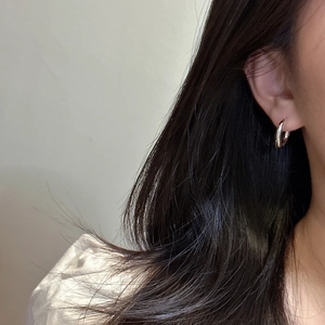 Minimalist S925 sterling silver C-shaped hoop earrings on female model in side view