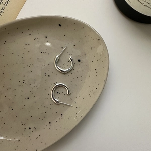 Minimalist S925 sterling silver C-shape hoop earrings on a ceramic jewelry tray