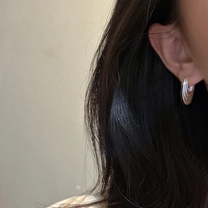 Minimalist S925 sterling silver triple layer curved hoop earrings on model's ear