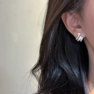 Boucles d'oreilles étoiles en argent S925 avec triple anneau et gravure gothique