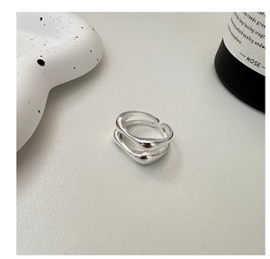 Close-up of a double-layer S925 sterling silver ring with minimalist wavy design