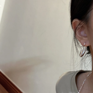 Grandes boucles d'oreilles créoles minimalistes en argent sterling S925 sur un mannequin