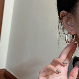 Grandes créoles minimalistes en argent sterling S925 avec finition polie sur le modèle