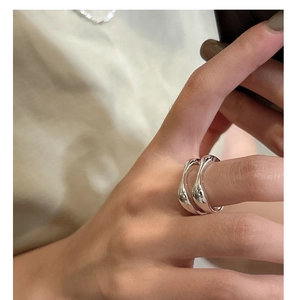 Close-up of S925 sterling silver wavy double-layer open ring worn on finger