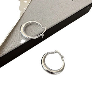 Créoles larges en argent sterling S925 minimalistes avec un design en croissant poli