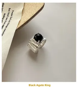 Macro dell'anello in argento S925 con onice nero e dettagli della trama verticale