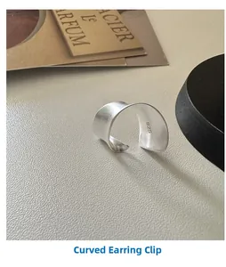 Détail du clip d'oreille en argent 925 mat avec un design incurvé minimaliste et élégant