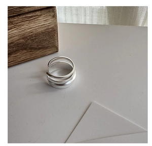 Détail macro de la bague double couche en argent S925 mat avec design géométrique ouvert