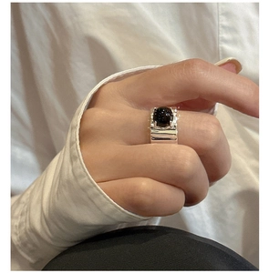 Dettaglio dell'anello in argento sterling S925 con agata nera e finitura testurizzata