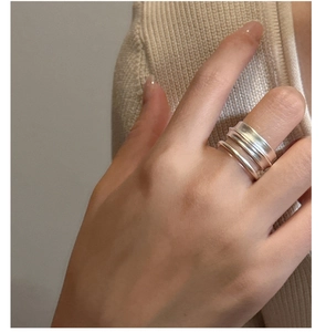 Gros plan de bagues empilables en argent S925 avec texture mate brossée à la main